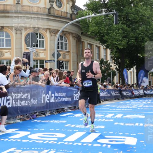 29.06.2025 - hella hamburg halbmarathon Strokosch-Dieckow http://msf.ph/oto/8207575 29.06.2025 10:18:57 Ziel 6380, 11342 meine-sportfotos.de