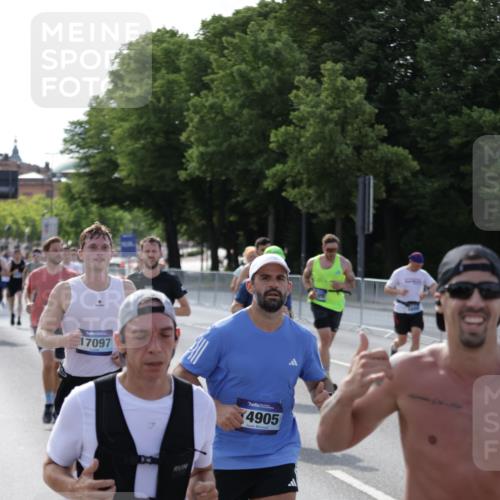 29.06.2025 - hella hamburg halbmarathon Jannik Wohlers http://msf.ph/oto/8207581 29.06.2025 09:48:46 Lombardsbrücke 1571, 1600, 1603, 2044, 2707, 2797, 3116, 5050, 5889, 6037, 6047, 6149, 6771, 7109, 7310, 7743, 7981, 8358, 9640, 10369, 10451, 10877, 11106, 11177, 11423, 11447, 11952, 12088, 12091, 12168, 12739, 13064, 13158, 13190, 13755, 13900, 14075, 14311, 14603, 14905, 15178, 16280, 16400, 17097, 17489, 17723, 17792, 17916, 18062, 19004 meine-sportfotos.de