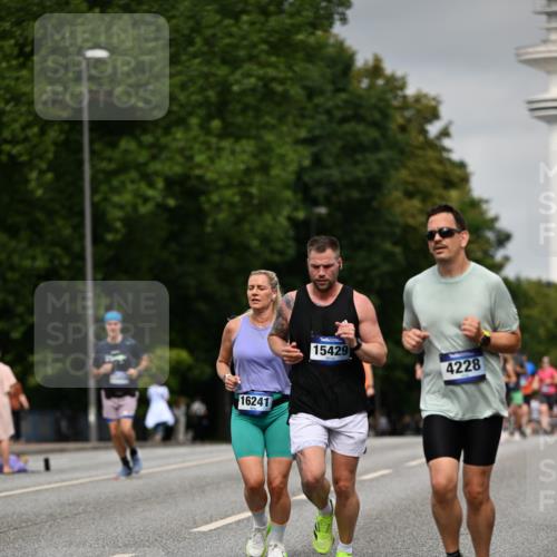 29.06.2025 - hella hamburg halbmarathon Dr. Thomas Lammeyer http://msf.ph/oto/8207582 29.06.2025 10:12:10 Kennedybrücke 1079, 1173, 1427, 2032, 3328, 3922, 4228, 4864, 5347, 6100, 7019, 7476, 9071, 9338 meine-sportfotos.de