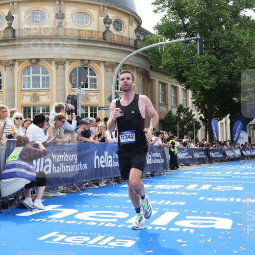29.06.2025 - hella hamburg halbmarathon Strokosch-Dieckow http://msf.ph/oto/8207613 29.06.2025 10:18:58 Ziel 53, 11342 meine-sportfotos.de