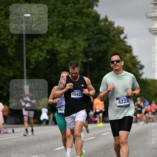29.06.2025 - hella hamburg halbmarathon Dr. Thomas Lammeyer http://msf.ph/oto/8207641 29.06.2025 10:12:11 Kennedybrücke 1079, 1173, 1427, 2032, 3328, 3922, 4228, 4864, 5347, 6100, 7019, 7476, 9071, 9338 meine-sportfotos.de