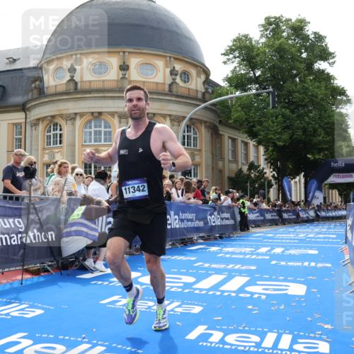 29.06.2025 - hella hamburg halbmarathon Strokosch-Dieckow http://msf.ph/oto/8207649 29.06.2025 10:18:58 Ziel 53, 11342 meine-sportfotos.de