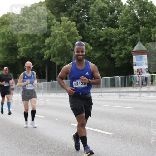 29.06.2025 - hella hamburg halbmarathon Jannik Wohlers http://msf.ph/oto/8207668 29.06.2025 10:26:09 Lombardsbrücke 1300, 2643, 4844, 6905, 7929, 8079, 8357, 8942, 9186, 11270, 12126, 13264, 14930, 15807, 16788, 17300, 17675, 18074, 18087 meine-sportfotos.de