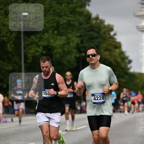 29.06.2025 - hella hamburg halbmarathon Dr. Thomas Lammeyer http://msf.ph/oto/8207762 29.06.2025 10:12:11 Kennedybrücke 1079, 1173, 1427, 2032, 3328, 3922, 4228, 4864, 5347, 6100, 7019, 7476, 9071, 9338 meine-sportfotos.de