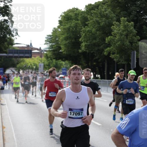 29.06.2025 - hella hamburg halbmarathon Jannik Wohlers http://msf.ph/oto/8207768 29.06.2025 09:48:47 Lombardsbrücke 1571, 1600, 1603, 2044, 2707, 2745, 2797, 2849, 3116, 5050, 5889, 6037, 6047, 6149, 6771, 7109, 7310, 7743, 7981, 8358, 9640, 10369, 10451, 10877, 11106, 11423, 11447, 11952, 12088, 12091, 12168, 12739, 13064, 13158, 13190, 13755, 13900, 14075, 14311, 14603, 14905, 15178, 16280, 16400, 17097, 17489, 17722, 17723, 17792, 17916, 18062, 18156, 18193 meine-sportfotos.de