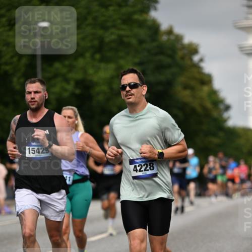 29.06.2025 - hella hamburg halbmarathon Dr. Thomas Lammeyer http://msf.ph/oto/8207874 29.06.2025 10:12:12 Kennedybrücke 1079, 1173, 1427, 2032, 2309, 3328, 3922, 4228, 4864, 5347, 6100, 7019, 7476, 9071, 9338 meine-sportfotos.de