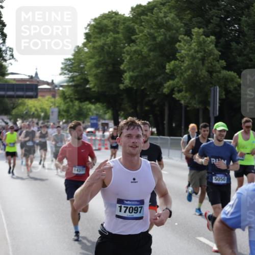 29.06.2025 - hella hamburg halbmarathon Jannik Wohlers http://msf.ph/oto/8207880 29.06.2025 09:48:47 Lombardsbrücke 1571, 1600, 1603, 2044, 2707, 2745, 2797, 2849, 3116, 5050, 5889, 6037, 6047, 6149, 6771, 7109, 7310, 7743, 7981, 8358, 9640, 10369, 10451, 10877, 11106, 11423, 11447, 11952, 12088, 12091, 12168, 12739, 13064, 13158, 13190, 13755, 13900, 14075, 14311, 14603, 14905, 15178, 16280, 16400, 17097, 17489, 17722, 17723, 17792, 17916, 18062, 18156, 18193 meine-sportfotos.de