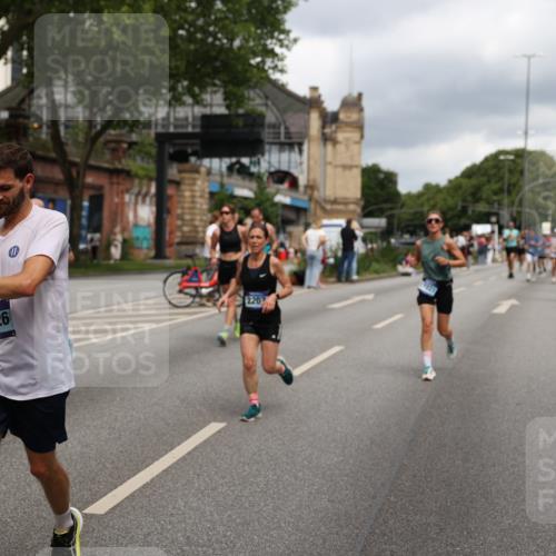 29.06.2025 - hella hamburg halbmarathon Yannick Fuchs http://msf.ph/oto/8207881 29.06.2025 10:44:57 20KM 1461, 1466, 1750, 1817, 2207, 2411, 2540, 2880, 3654, 4077, 4816, 5018, 5115, 6027, 6712, 7052, 7134, 7369, 7397, 7583, 7930, 7932, 8117, 8205, 8261, 8819, 9057, 10215, 11214, 11422, 12016, 12778, 12949, 13687, 13701, 13808, 13875, 14034, 14125, 14626, 15362, 15395, 15720, 16285, 16291, 17129, 17179, 17221, 17823, 18006, 18182, 18394, 18413, 18489 meine-sportfotos.de