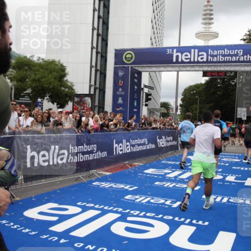 29.06.2025 - hella hamburg halbmarathon Michael Strokosch http://msf.ph/oto/8207934 29.06.2025 10:45:39 Ziel 2138, 2415, 5623, 6831, 8374, 8668, 11291, 11495, 12154, 14062, 14764, 15666, 17674, 18862, 18878 meine-sportfotos.de