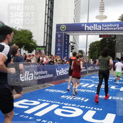 29.06.2025 - hella hamburg halbmarathon Michael Strokosch http://msf.ph/oto/8207983 29.06.2025 10:45:40 Ziel 2138, 2415, 5623, 6071, 6831, 8374, 8668, 11291, 11495, 12154, 14062, 14764, 15666, 17674, 18862, 18878 meine-sportfotos.de