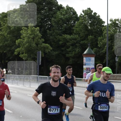 29.06.2025 - hella hamburg halbmarathon Jannik Wohlers http://msf.ph/oto/8207993 29.06.2025 09:48:48 Lombardsbrücke 1600, 1603, 2044, 2707, 2745, 2797, 2849, 3116, 5050, 5648, 5889, 6037, 6047, 6149, 6771, 7109, 7743, 7981, 8358, 9640, 10369, 10451, 10877, 11423, 11447, 11952, 12088, 12091, 12098, 12168, 12739, 13064, 13158, 13190, 13755, 13900, 14075, 14311, 14603, 14905, 15178, 15410, 16280, 16400, 17097, 17489, 17722, 17723, 17792, 17916, 18062, 18156, 18193 meine-sportfotos.de