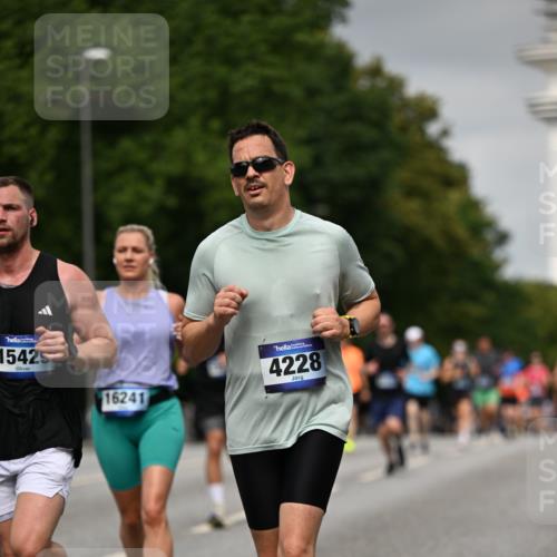 29.06.2025 - hella hamburg halbmarathon Dr. Thomas Lammeyer http://msf.ph/oto/8208050 29.06.2025 10:12:12 Kennedybrücke 1079, 1173, 1427, 2032, 2309, 3328, 3922, 4228, 4864, 5347, 6100, 7019, 7476, 9071, 9338 meine-sportfotos.de