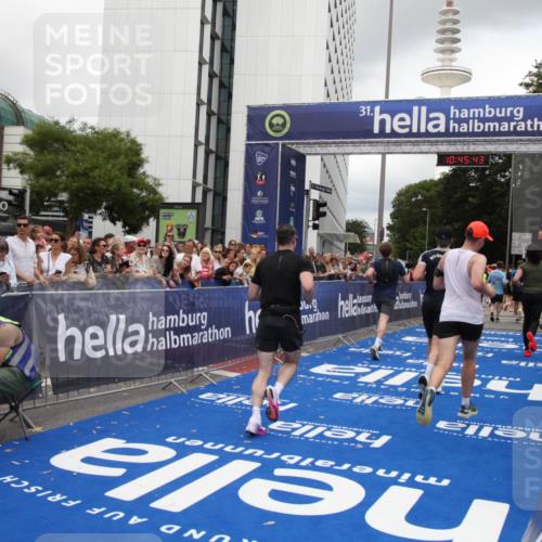 29.06.2025 - hella hamburg halbmarathon Michael Strokosch http://msf.ph/oto/8208081 29.06.2025 10:45:42 Ziel 2138, 5623, 6071, 6711, 8374, 8668, 11291, 11495, 12154, 14764, 15666, 17674, 18862, 18878 meine-sportfotos.de