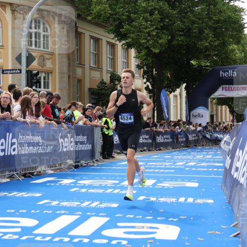29.06.2025 - hella hamburg halbmarathon Strokosch-Dieckow http://msf.ph/oto/8208088 29.06.2025 10:19:48 Ziel 4524, 14188 meine-sportfotos.de
