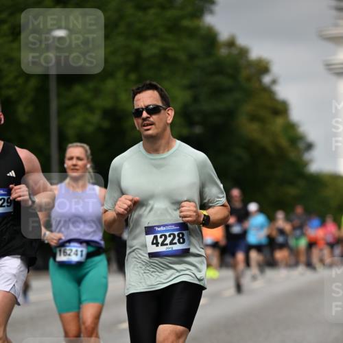29.06.2025 - hella hamburg halbmarathon Dr. Thomas Lammeyer http://msf.ph/oto/8208100 29.06.2025 10:12:12 Kennedybrücke 1079, 1173, 1427, 2032, 2309, 3328, 3922, 4228, 4864, 5347, 6100, 7019, 7476, 9071, 9338 meine-sportfotos.de