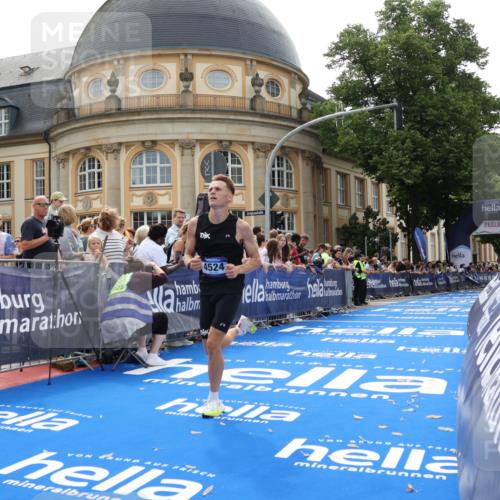 29.06.2025 - hella hamburg halbmarathon Strokosch-Dieckow http://msf.ph/oto/8208121 29.06.2025 10:19:49 Ziel 4524, 14188 meine-sportfotos.de