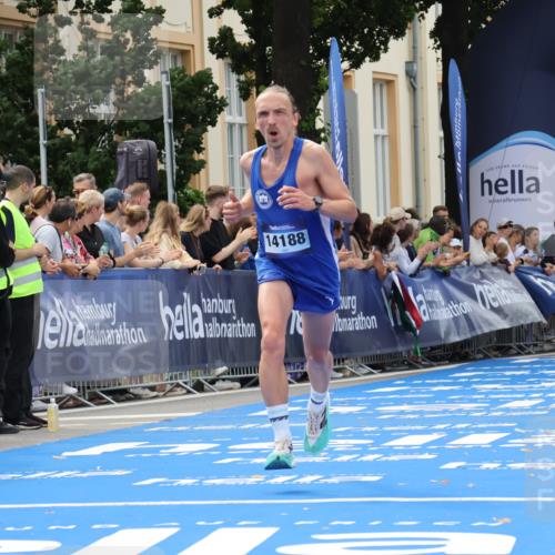 29.06.2025 - hella hamburg halbmarathon Strokosch-Dieckow http://msf.ph/oto/8208139 29.06.2025 10:19:56 Ziel 9255, 14188, 18848 meine-sportfotos.de