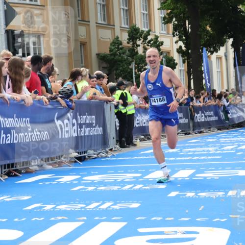 29.06.2025 - hella hamburg halbmarathon Strokosch-Dieckow http://msf.ph/oto/8208154 29.06.2025 10:19:57 Ziel 9255, 11829, 14188, 18848 meine-sportfotos.de