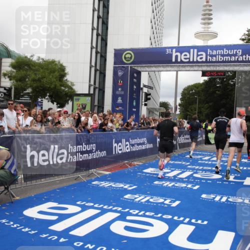 29.06.2025 - hella hamburg halbmarathon Michael Strokosch http://msf.ph/oto/8208187 29.06.2025 10:45:43 Ziel 5623, 6071, 6711, 8668, 11291, 11495, 12154, 14764, 15666, 17332, 17674, 18862, 18878 meine-sportfotos.de