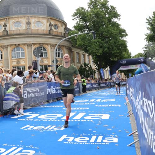 29.06.2025 - hella hamburg halbmarathon Strokosch-Dieckow http://msf.ph/oto/8208218 29.06.2025 10:20:02 Ziel 9255, 11829, 18848 meine-sportfotos.de