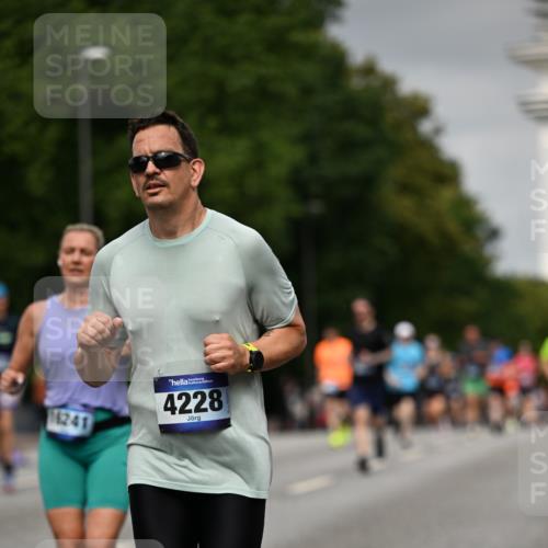 29.06.2025 - hella hamburg halbmarathon Dr. Thomas Lammeyer http://msf.ph/oto/8208269 29.06.2025 10:12:12 Kennedybrücke 1079, 1173, 1427, 2032, 2309, 3328, 3922, 4228, 4864, 5347, 6100, 7019, 7476, 9071, 9338 meine-sportfotos.de