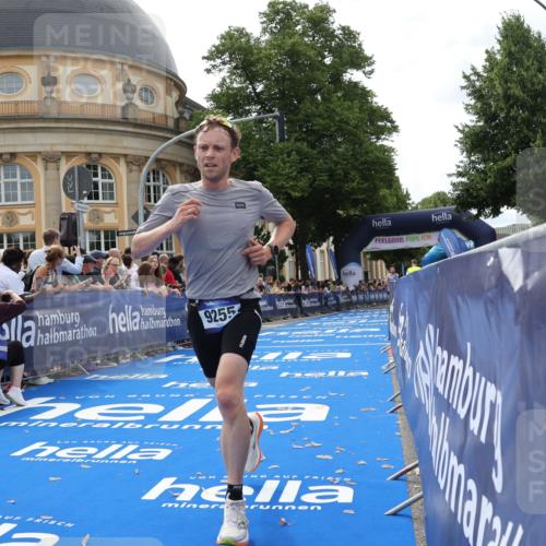 29.06.2025 - hella hamburg halbmarathon Strokosch-Dieckow http://msf.ph/oto/8208286 29.06.2025 10:20:04 Ziel 9255, 11829, 18848 meine-sportfotos.de