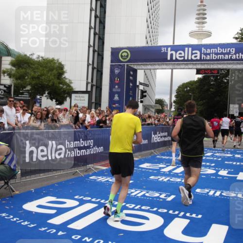 29.06.2025 - hella hamburg halbmarathon Michael Strokosch http://msf.ph/oto/8208305 29.06.2025 10:45:47 Ziel 4854, 5047, 6071, 6711, 13975, 14374, 14764, 16617, 17332, 17674, 17835, 18862 meine-sportfotos.de