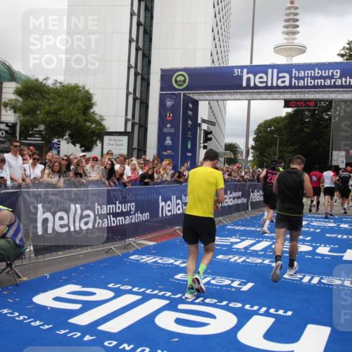 29.06.2025 - hella hamburg halbmarathon Michael Strokosch http://msf.ph/oto/8208310 29.06.2025 10:45:47 Ziel 4854, 5047, 6071, 6711, 13975, 14374, 14764, 16617, 17332, 17674, 17835, 18862 meine-sportfotos.de