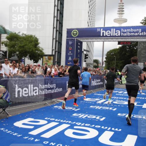 29.06.2025 - hella hamburg halbmarathon Michael Strokosch http://msf.ph/oto/8208394 29.06.2025 10:45:51 Ziel 4345, 4854, 5047, 6290, 7385, 13975, 14374, 16617, 16624, 17332, 17835 meine-sportfotos.de