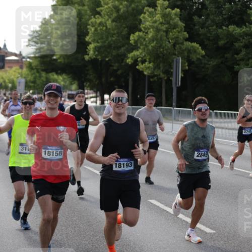 29.06.2025 - hella hamburg halbmarathon Jannik Wohlers http://msf.ph/oto/8208399 29.06.2025 09:48:52 Lombardsbrücke 1603, 2044, 2707, 2745, 2849, 2980, 3014, 3116, 4766, 5050, 5648, 5889, 6037, 6149, 6771, 7109, 7743, 7981, 8358, 10369, 10877, 11447, 11952, 12088, 12098, 12168, 13064, 13158, 13190, 13900, 14075, 14311, 14603, 14905, 15178, 15328, 15410, 15991, 16280, 16400, 17097, 17489, 17722, 17723, 17792, 17916, 18156, 18188, 18193 meine-sportfotos.de
