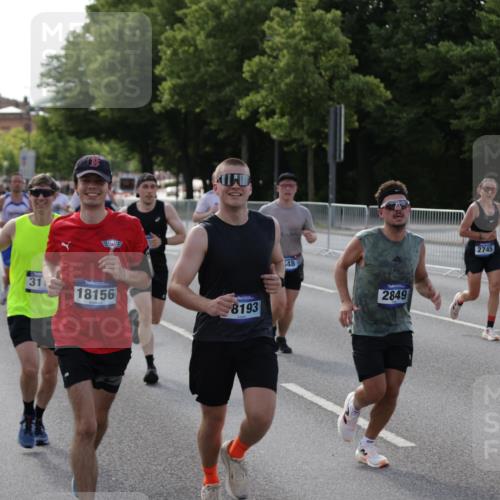 29.06.2025 - hella hamburg halbmarathon Jannik Wohlers http://msf.ph/oto/8208425 29.06.2025 09:48:52 Lombardsbrücke 1603, 2044, 2707, 2745, 2849, 2980, 3014, 3116, 4766, 5050, 5648, 5889, 6037, 6149, 6771, 7109, 7743, 7981, 8358, 10369, 10877, 11447, 11952, 12088, 12098, 12168, 13064, 13158, 13190, 13900, 14075, 14311, 14603, 14905, 15178, 15328, 15410, 15991, 16280, 16400, 17097, 17489, 17722, 17723, 17792, 17916, 18156, 18188, 18193 meine-sportfotos.de