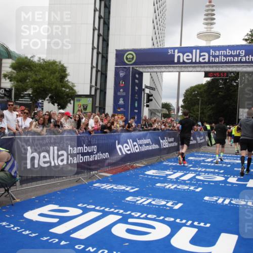 29.06.2025 - hella hamburg halbmarathon Michael Strokosch http://msf.ph/oto/8208431 29.06.2025 10:45:52 Ziel 3477, 4345, 4854, 5047, 6290, 7385, 13975, 14374, 16617, 16624, 17332, 17835 meine-sportfotos.de