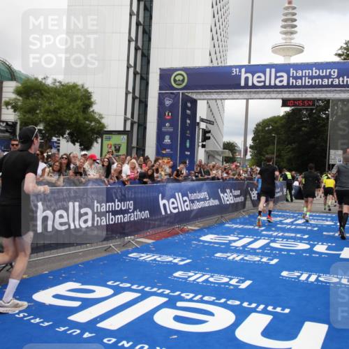 29.06.2025 - hella hamburg halbmarathon Michael Strokosch http://msf.ph/oto/8208453 29.06.2025 10:45:52 Ziel 3477, 4345, 4854, 5047, 6290, 7385, 13975, 14374, 16617, 16624, 17332, 17835 meine-sportfotos.de