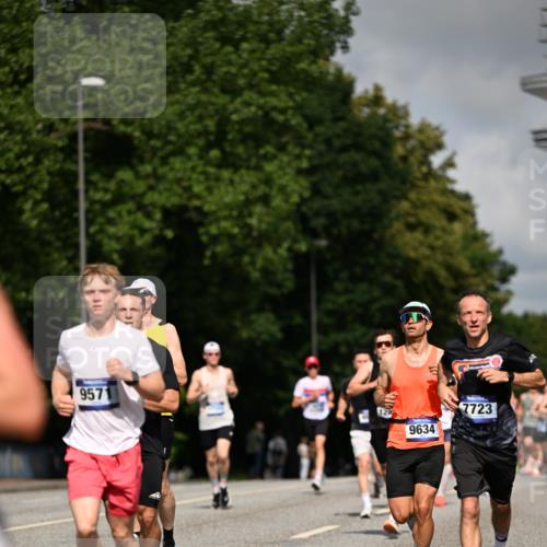 29.06.2025 - hella hamburg halbmarathon Dr. Thomas Lammeyer http://msf.ph/oto/8208473 29.06.2025 09:48:44 Kennedybrücke 1990, 2689, 2746, 3043, 4050, 4129, 4679, 4698, 4749, 5070, 5328, 5746, 5826, 6358, 7272, 7481, 7723, 8190, 8209, 8883, 9137, 9381, 9634, 10017, 10171, 11120, 11413 meine-sportfotos.de