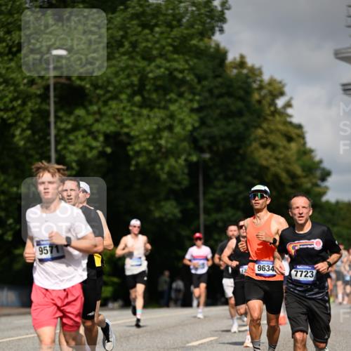29.06.2025 - hella hamburg halbmarathon Dr. Thomas Lammeyer http://msf.ph/oto/8208491 29.06.2025 09:48:44 Kennedybrücke 1990, 2689, 2746, 3043, 4050, 4129, 4679, 4698, 4749, 5070, 5328, 5746, 5826, 6358, 7272, 7481, 7723, 8190, 8209, 8883, 9137, 9381, 9634, 10017, 10171, 11120, 11413 meine-sportfotos.de