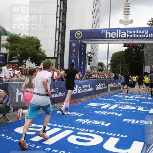 29.06.2025 - hella hamburg halbmarathon Michael Strokosch http://msf.ph/oto/8208514 29.06.2025 10:45:53 Ziel 3477, 4345, 4854, 5047, 6290, 7385, 10792, 11821, 13975, 14374, 16617, 16624, 17835 meine-sportfotos.de
