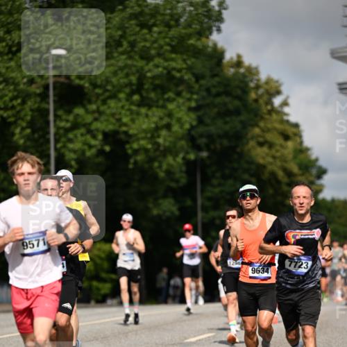29.06.2025 - hella hamburg halbmarathon Dr. Thomas Lammeyer http://msf.ph/oto/8208520 29.06.2025 09:48:44 Kennedybrücke 1990, 2689, 2746, 3043, 4050, 4129, 4679, 4698, 4749, 5070, 5328, 5746, 5826, 6358, 7272, 7481, 7723, 8190, 8209, 8883, 9137, 9381, 9634, 10017, 10171, 11120, 11413 meine-sportfotos.de