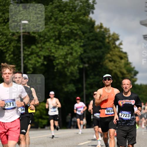 29.06.2025 - hella hamburg halbmarathon Dr. Thomas Lammeyer http://msf.ph/oto/8208532 29.06.2025 09:48:44 Kennedybrücke 1990, 2689, 2746, 3043, 4050, 4129, 4679, 4698, 4749, 5070, 5328, 5746, 5826, 6358, 7272, 7481, 7723, 8190, 8209, 8883, 9137, 9381, 9634, 10017, 10171, 11120, 11413 meine-sportfotos.de