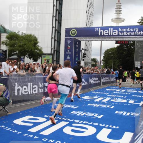 29.06.2025 - hella hamburg halbmarathon Michael Strokosch http://msf.ph/oto/8208535 29.06.2025 10:45:54 Ziel 3477, 4345, 4854, 6290, 7385, 10792, 11821, 13975, 14374, 14911, 16624, 17835, 18185 meine-sportfotos.de