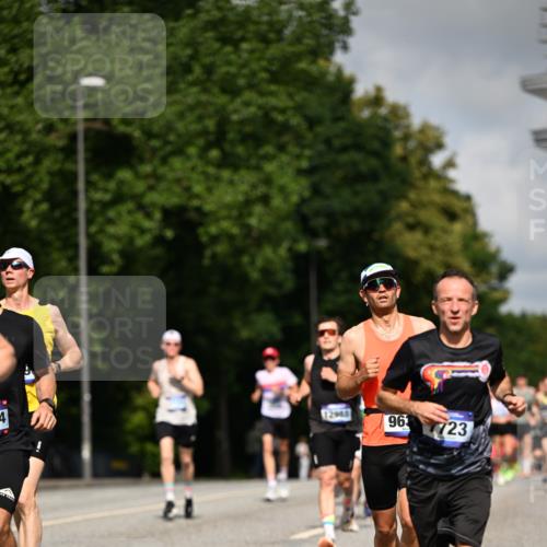 29.06.2025 - hella hamburg halbmarathon Dr. Thomas Lammeyer http://msf.ph/oto/8208554 29.06.2025 09:48:45 Kennedybrücke 1990, 2689, 3043, 4050, 4129, 4679, 4698, 4749, 5070, 5328, 5746, 5826, 6358, 7272, 7481, 7723, 8190, 8209, 8883, 9137, 9381, 9634, 10017, 10171, 11120, 11413 meine-sportfotos.de
