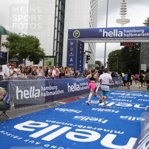 29.06.2025 - hella hamburg halbmarathon Michael Strokosch http://msf.ph/oto/8208562 29.06.2025 10:45:54 Ziel 3477, 4345, 4854, 6290, 7385, 10792, 11821, 13975, 14374, 14911, 16624, 17835, 18185 meine-sportfotos.de
