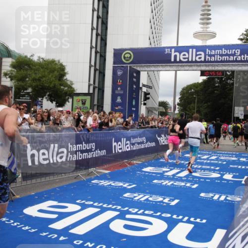 29.06.2025 - hella hamburg halbmarathon Michael Strokosch http://msf.ph/oto/8208597 29.06.2025 10:45:55 Ziel 3477, 4345, 4854, 6290, 6532, 7385, 10792, 11821, 13975, 14374, 14911, 15149, 16624, 17835, 18185 meine-sportfotos.de