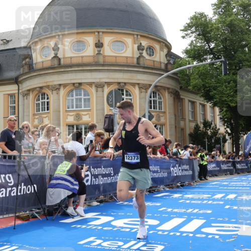 29.06.2025 - hella hamburg halbmarathon Strokosch-Dieckow http://msf.ph/oto/8208682 29.06.2025 10:20:26 Ziel 12373, 15526 meine-sportfotos.de