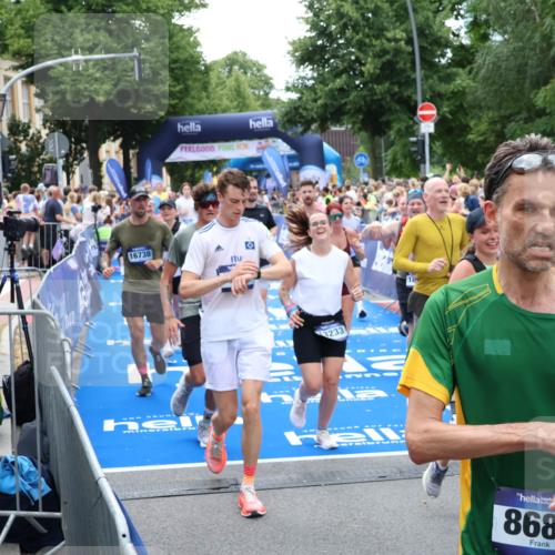 29.06.2025 - hella hamburg halbmarathon Zöllner http://msf.ph/oto/8208799 29.06.2025 10:49:40 Ziel 2504, 2516, 2592, 2596, 2706, 2889, 2937, 5705, 5978, 6115, 9038, 9463, 9649, 11340, 11679, 11977, 13233, 14562, 15392, 15857, 16114, 16592, 16738, 16843, 17001, 18058, 18451 meine-sportfotos.de
