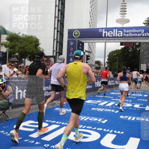 29.06.2025 - hella hamburg halbmarathon Michael Strokosch http://msf.ph/oto/8208811 29.06.2025 10:45:58 Ziel 3477, 4277, 4345, 6532, 7385, 8577, 8871, 10792, 11821, 12084, 14911, 15149, 16624, 17008, 18185, 19116 meine-sportfotos.de