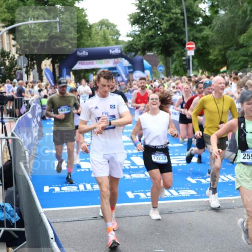 29.06.2025 - hella hamburg halbmarathon Zöllner http://msf.ph/oto/8208851 29.06.2025 10:49:40 Ziel 2504, 2516, 2592, 2596, 2706, 2889, 2937, 5705, 5978, 6115, 9038, 9463, 9649, 11340, 11679, 11977, 13233, 14562, 15392, 15857, 16114, 16592, 16738, 16843, 17001, 18058, 18451 meine-sportfotos.de