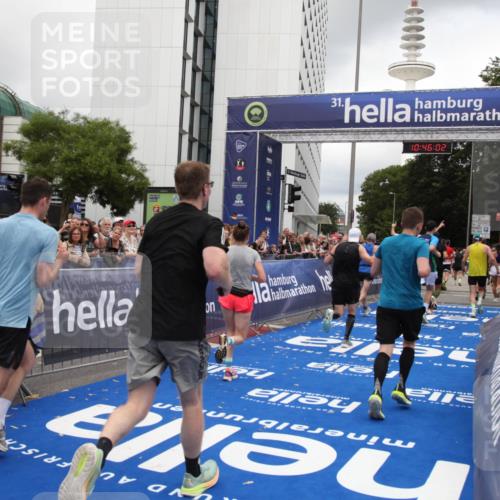 29.06.2025 - hella hamburg halbmarathon Michael Strokosch http://msf.ph/oto/8208916 29.06.2025 10:46:01 Ziel 2189, 3477, 4277, 6532, 8269, 8577, 8871, 10792, 11821, 12084, 14462, 14911, 15149, 17008, 18185, 19116 meine-sportfotos.de