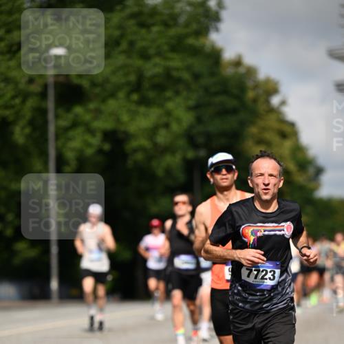29.06.2025 - hella hamburg halbmarathon Dr. Thomas Lammeyer http://msf.ph/oto/8208954 29.06.2025 09:48:45 Kennedybrücke 1990, 2689, 3043, 4050, 4129, 4679, 4698, 4749, 5070, 5328, 5746, 5826, 6358, 7272, 7481, 7723, 8190, 8209, 8883, 9137, 9381, 9634, 10017, 10171, 11120, 11413 meine-sportfotos.de