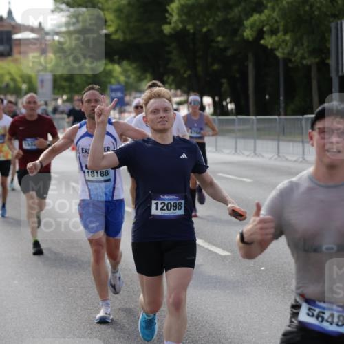 29.06.2025 - hella hamburg halbmarathon Jannik Wohlers http://msf.ph/oto/8208966 29.06.2025 09:48:55 Lombardsbrücke 1603, 2044, 2707, 2745, 2849, 2980, 3014, 3116, 4148, 4766, 5050, 5648, 5889, 6149, 6771, 7109, 7981, 8358, 10369, 11447, 11952, 12088, 12098, 13064, 13158, 13190, 13900, 14075, 14311, 14667, 14905, 15178, 15328, 15410, 15991, 16280, 16400, 17097, 17489, 17722, 17792, 18156, 18188, 18193 meine-sportfotos.de