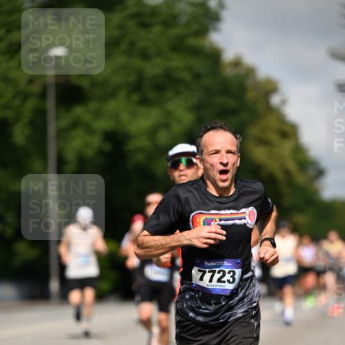 29.06.2025 - hella hamburg halbmarathon Dr. Thomas Lammeyer http://msf.ph/oto/8208987 29.06.2025 09:48:46 Kennedybrücke 1990, 2689, 3043, 4050, 4129, 4679, 4698, 4749, 5070, 5328, 5746, 5826, 6358, 7272, 7481, 7723, 8190, 8209, 8883, 9137, 9381, 9634, 10017, 10171, 11120, 11413 meine-sportfotos.de